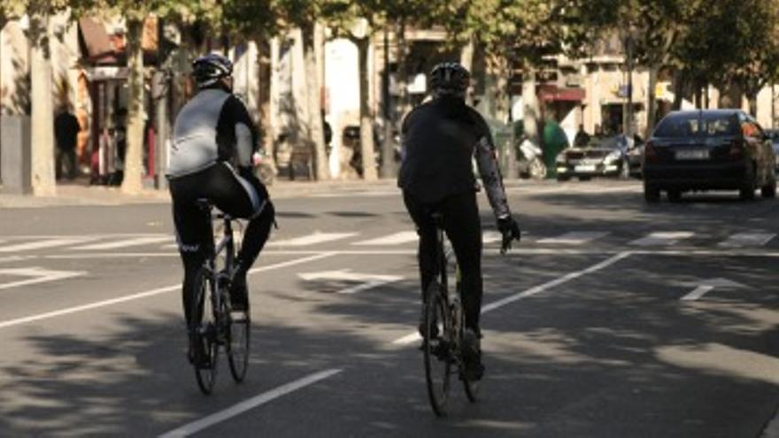 Ciclistas en ciudad
