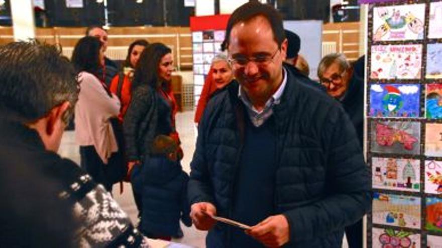 César Luena votando