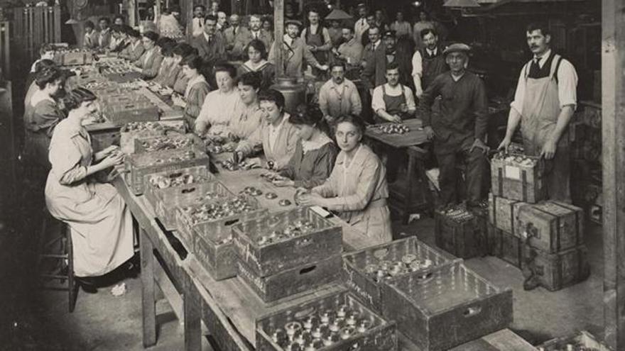 Mujeres trabajando (antigua)