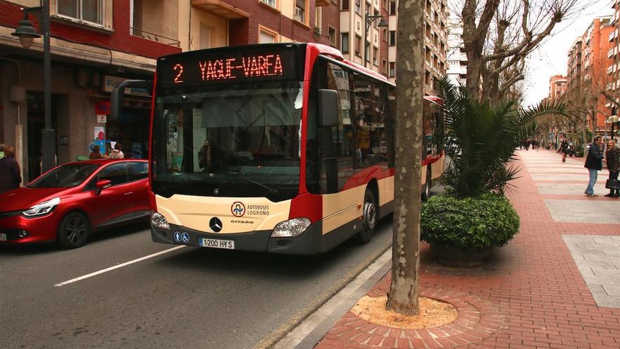 Autobus urbano en Avenida de La Paz Logroño