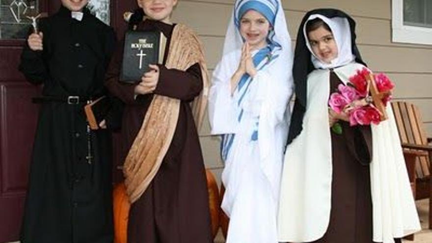 Niños disfrazados de santos