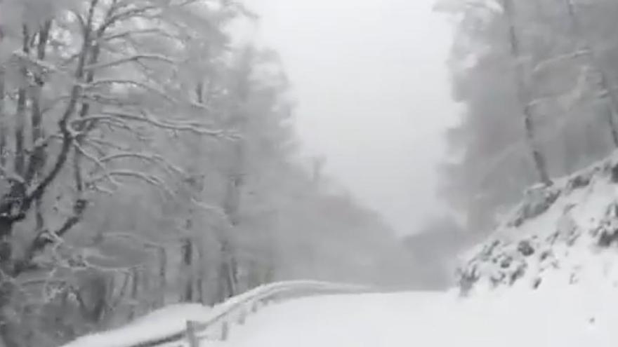 Nieve en la carretera de Valdezcaray