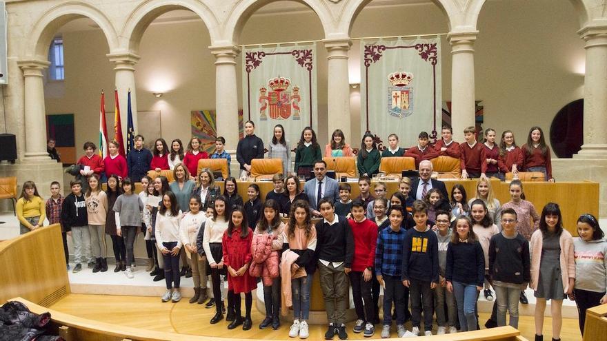 Parlamento de La Rioja, niños, Constitución