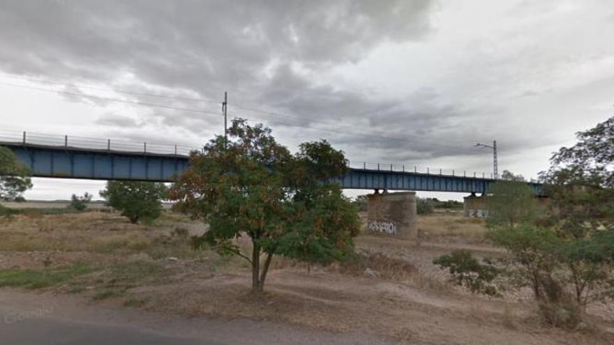 puente sobre el tren en Calahorra