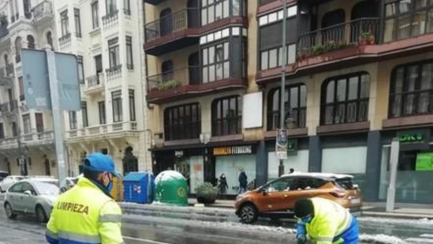 servicio de limpieza quitando la nieve en Logroño
