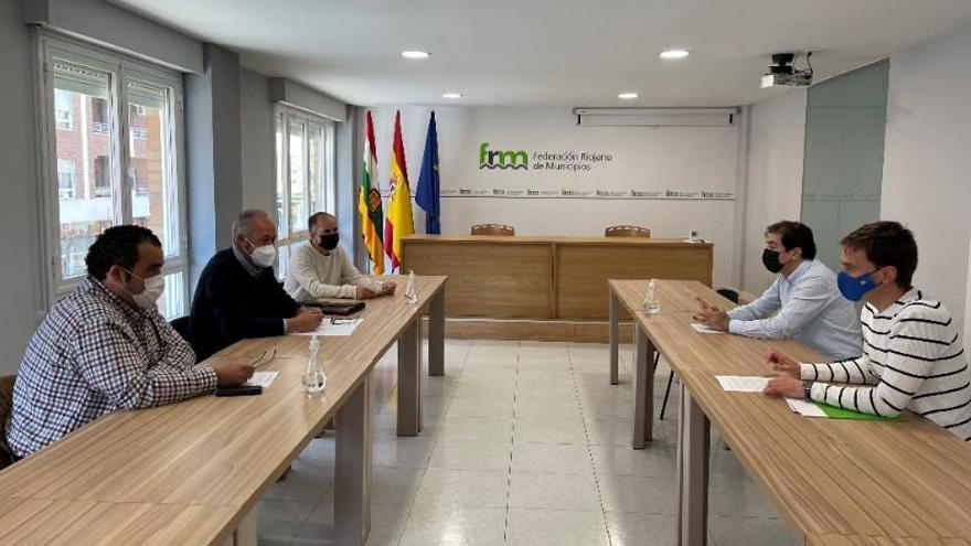 reunión de la federación riojana de municipios y el sector taurino