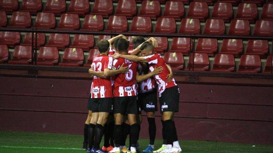Los jugadores de la SD Logroñés celebran el primer gol en la Primera RFEF