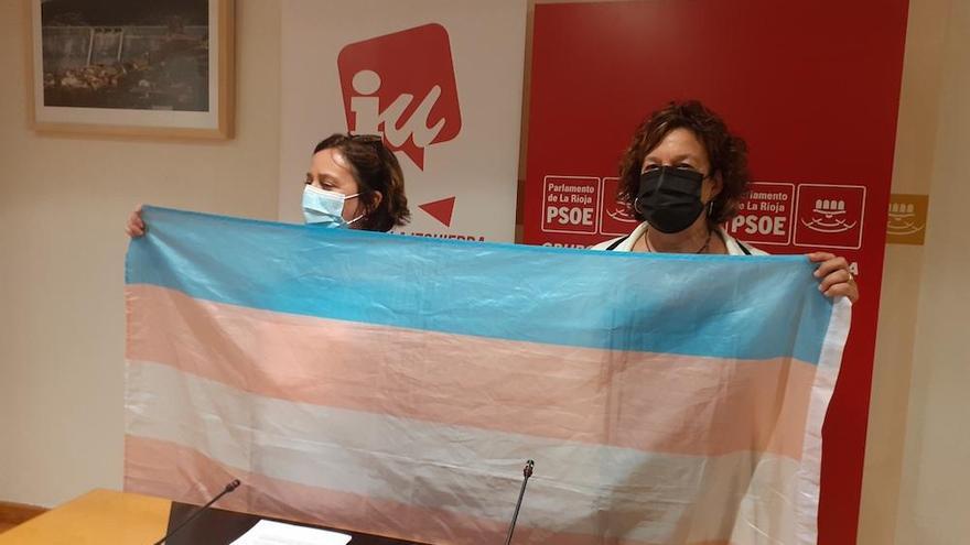 Ana Santos y Henar Moreno con la bandera trans