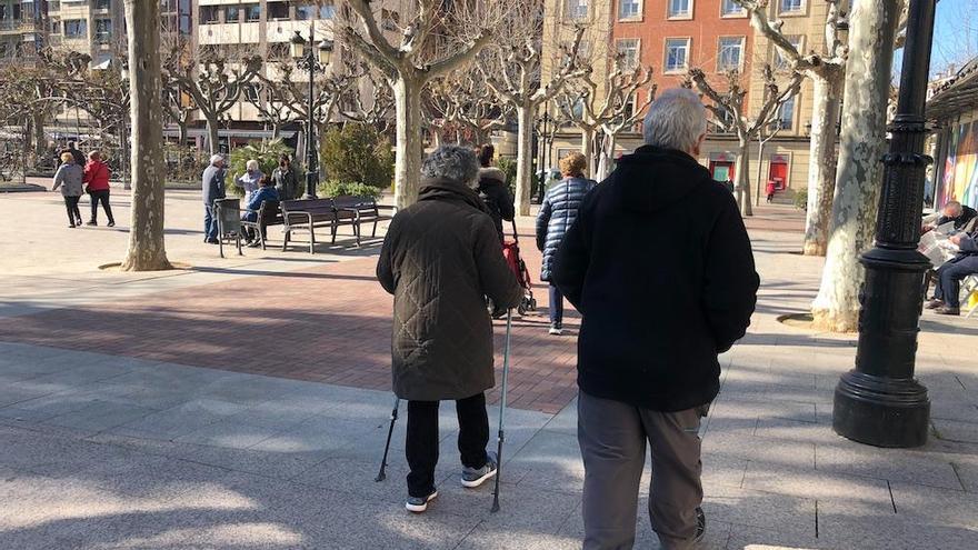 personas mayores paseando en El Espolón