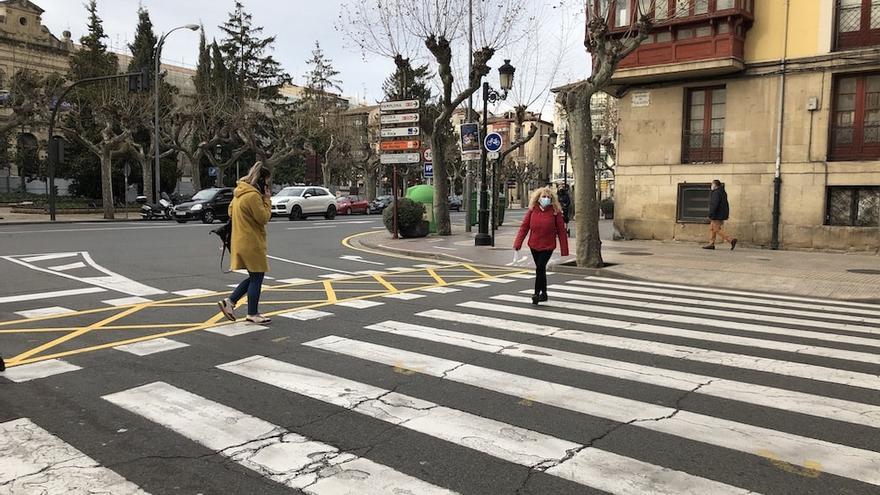 gente en un paso de cebra en Logroño