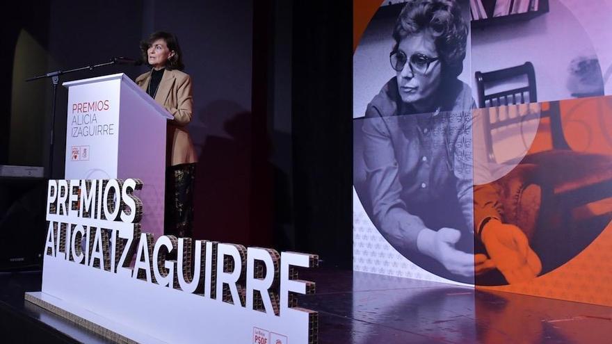 Carmen Calvo recibe el Premio Alicia Izaguirre