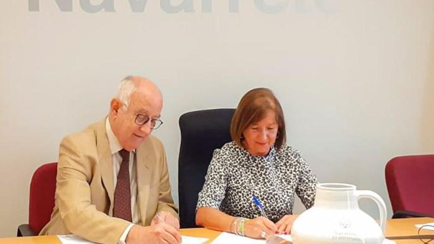 firma del convenio para las obras del polideportivo de Navarrete