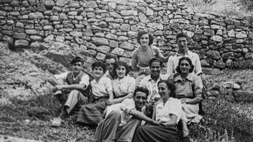 Grupo de jóvenes en San Román. 1951 aprox (cortesía Conchi Lasanta)