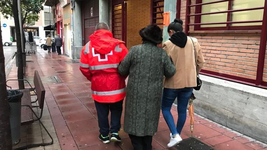 Cruz Roja acompaña a una persona a votar en La Rioja